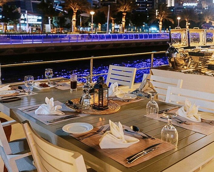 Dubai: Marina Premium Dinner Cruise with Unlimited Drinks