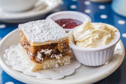 Dublin: Historical Centre Food Tour with 8 Tastings & Drinks