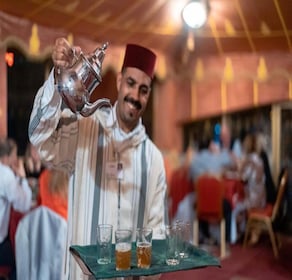 Marrakesh: Makan Malam Maroko dan Pertunjukan Fantasia di Chez Ali