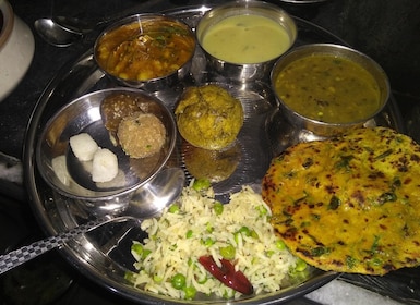 Repas indien authentique dans la maison familiale indienne!