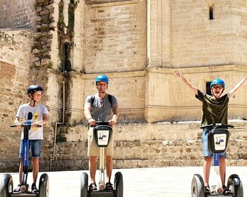 Malaga: tour in segway/scooter del parco, del porto e del castello di Gibra...