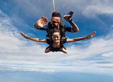 Pattaya: Experiencia de paracaidismo en tándem Dropzone con vistas al océan...