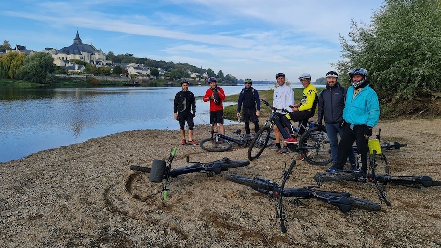 Chinon: Bicycle Tour of Saumur Wineries with Picnic Lunch
