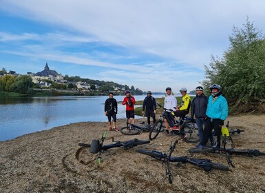 Chinon: recorrido en bicicleta por las bodegas de Saumur con almuerzo tipo ...