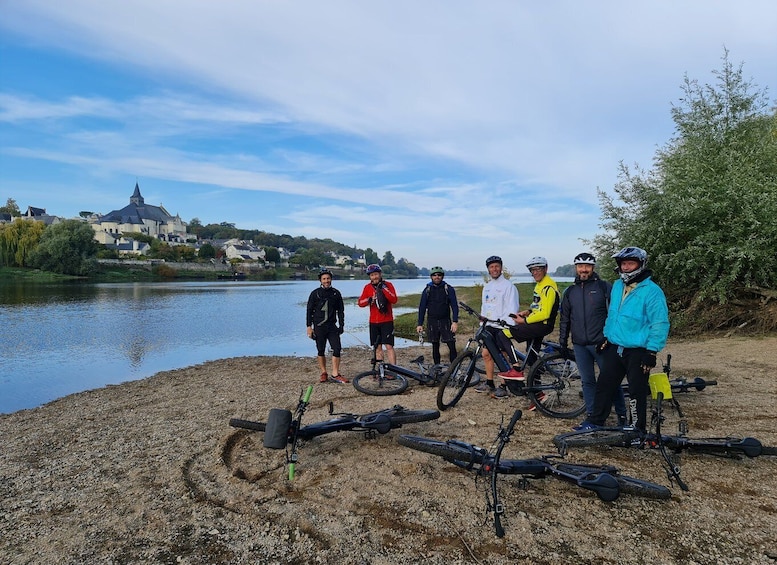 Chinon: Bicycle Tour of Saumur Wineries with Picnic Lunch