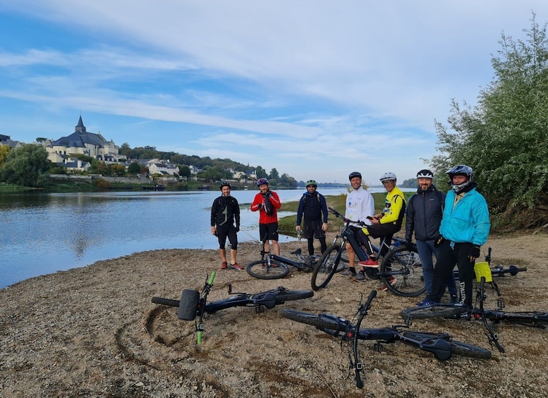 Chinon: Bicycle Tour of Saumur Wineries with Picnic Lunch