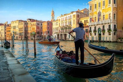 Venetsia: Gondoliajelu: Grand Canal yksityinen 30-minuuttinen Gondoliajelu:...