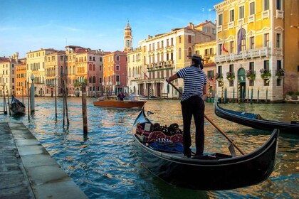 Venecia: Paseo privado de 30 minutos en góndola por el Gran Canal