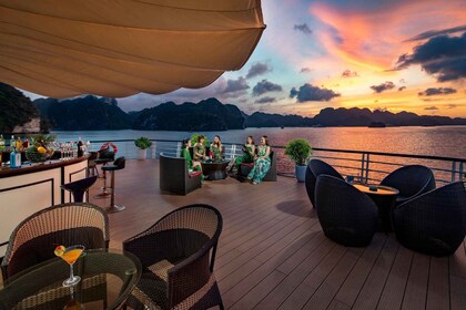 Ha Long: Crucero de 5 estrellas de 3 días por la bahía de Lan Ha y el puebl...