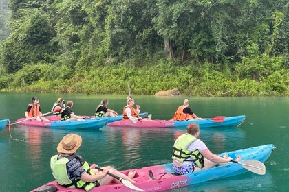 Von Khao Lak aus: Khao Sok & Cheow Lan See Tour mit Kajakfahren