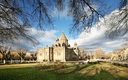 Desde Ereván: Catedral de Echmiadzin y templo de Zvartnots