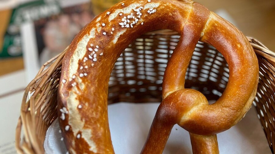 Hamburg Traditional Food Tour: Full Meal and Drinks