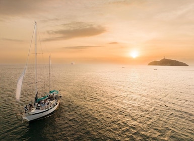 From Santa Marta: Sunset Sailboat Tour with 2 Drinks