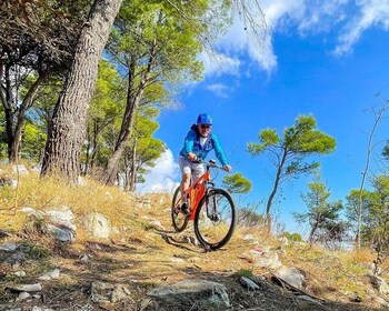 Experiencia divertida de recorrido en bicicleta eléctrica por la costa de S...