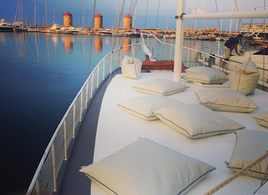 Viaje en barco a la bahía de Anthony Quinn (comida y bebidas incluidas)