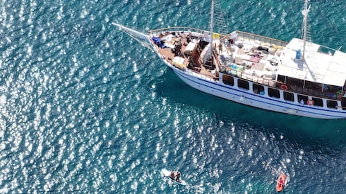 Viaje en barco a la bahía de Anthony Quinn (comida y bebidas incluidas)