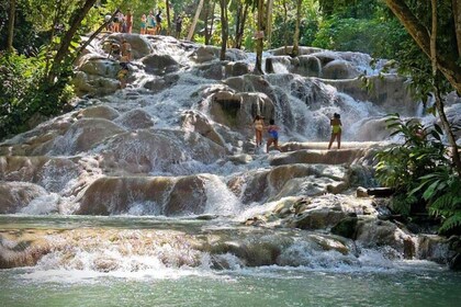 Montego Bay: Dunn's River Falls ja Blue Hole Tour: Yksityinen Dunn's River ...