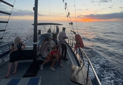 Funchal: Sunset Tour on Traditional Madeiran Boat w/ Drinks