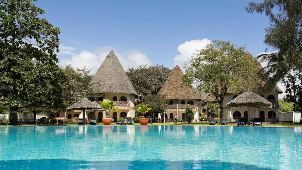 Picture 2 for Activity Nairobi: 13-Day Guided Luxury Honeymoon Safari w/Beach Visit