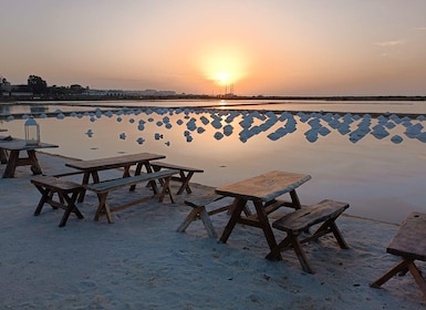 Aperitif in einer alten Wanne mit Salz in Marsala