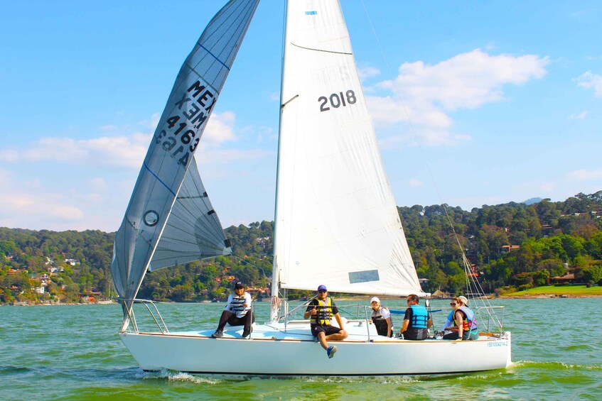 Picture 2 for Activity Valle de Bravo: Sailboat Tour Over the Lake.