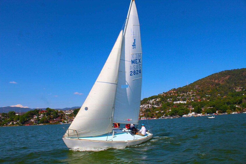 Valle de Bravo: Sailboat Tour Over the Lake.