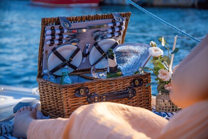 Barcelona Tur Berlayar Romantis Pribadi dengan Minuman