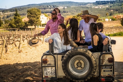 佩內​​德斯葡萄園遊覽乘坐四輪驅動車，品嚐巴塞隆拿的葡萄酒和卡瓦酒