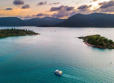 Airlie Beach: Crucero al atardecer Bottoms Up con bebida