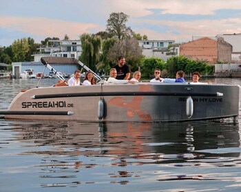 Berlín: Alquiler de barcos eléctricos para autoconducción 2 h