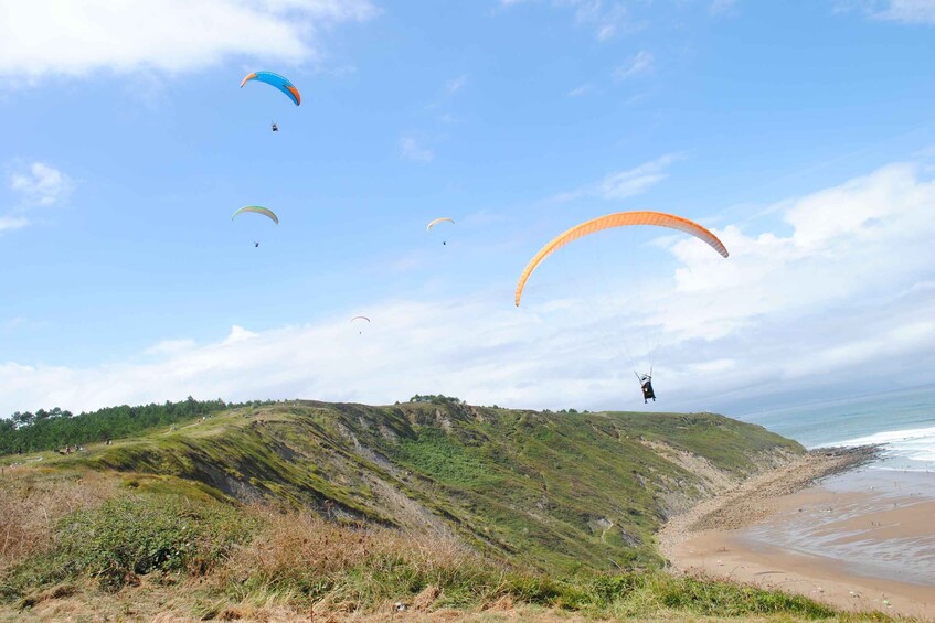 Picture 3 for Activity Bilbao: Vuelo en Parapente en la costa de Sopelana y Getxo