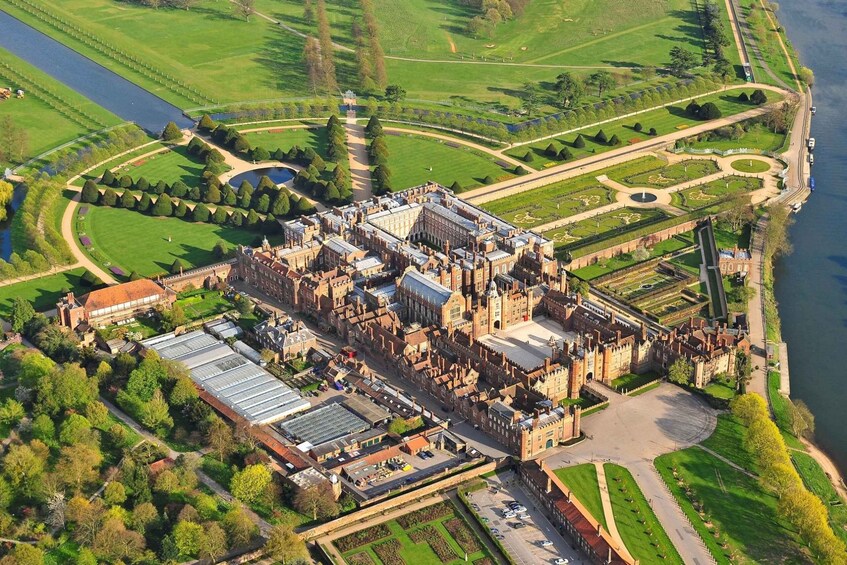 London: Royal Hampton Court Guided Tour with Afternoon Tea