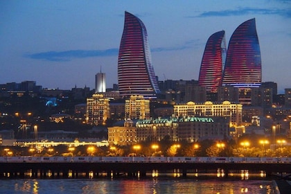 Baku: Tour notturno guidato con trasferimenti in hotel