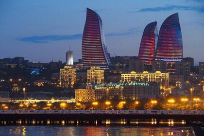 Baku: Baku: Opastettu yökierros ja hotellin kuljetukset