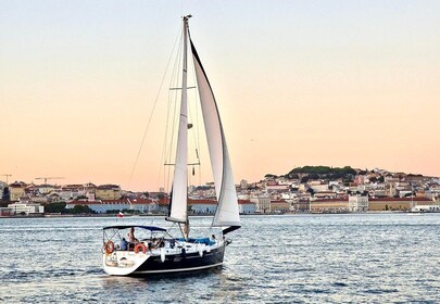 Lisboa: tour privado en velero con lugareños y puesta de sol