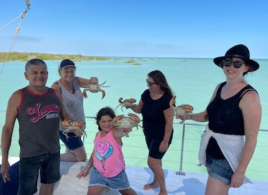 Broome: Mud Crabbing Boat Tour with Lunch and Transfers