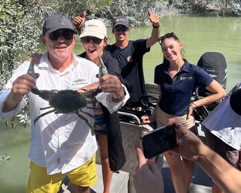 Broome: Mud Crabbing Boat Tour with Lunch and Transfers