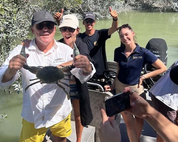 Broome: Mud Crabbing Boat Tour with Lunch and Transfers