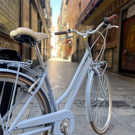 Picture 3 for Activity Madrid: Vintage Bike Rental with Tourist Map