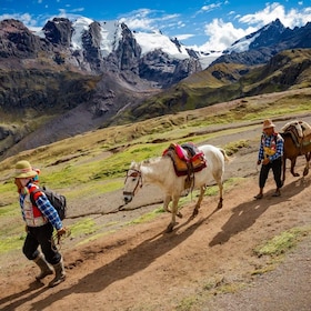 Randonnée à cheval dans les montagnes arc-en-ciel excursion + Buffet Lunch