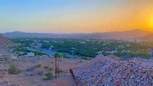 Serenidad al atardecer en Nizwa: Café omaní y dátiles en lo alto de una col...