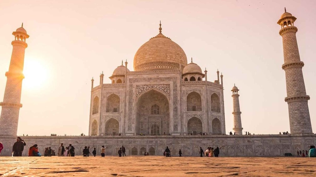 From Delhi: Taj Mahal Sunrise and Fatehpur Sikiri Tour
