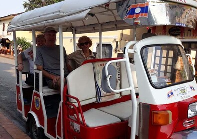 Luang Prabang: Mekong Sunset Cruise and Hot Pot Dinner