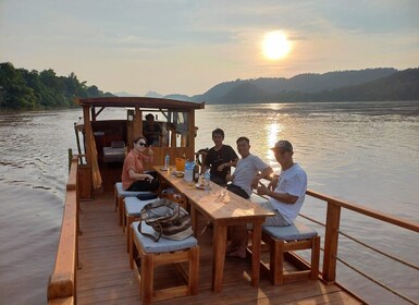 Luang Prabang : Coucher de soleil sur le Mékong croisière et dîner hot pot