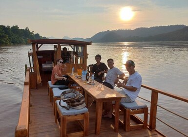 Luang Prabang: crucero al atardecer por el Mekong y cena con una olla calie...