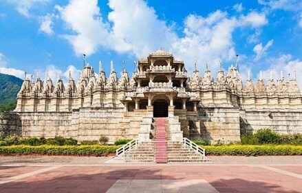 Fra Udaipur til Jodhpur via Ranakpur Jain-tempel