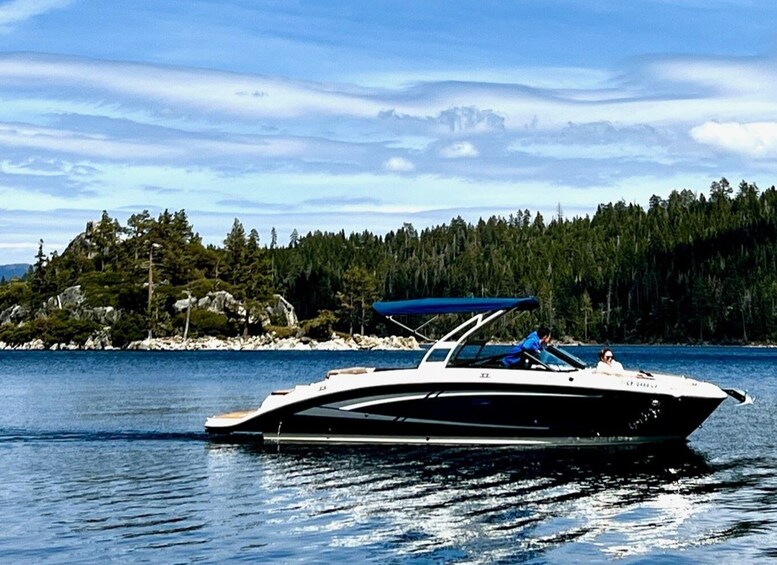 Lake Tahoe: Lakeside Highlights Yacht Tour