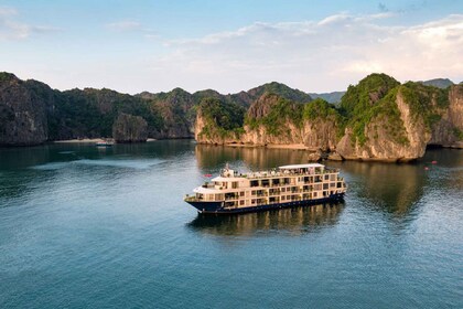 Desde Hanoi: crucero nocturno por la bahía de Ha Long con comidas y traslad...