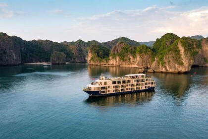 Desde Hanoi: Crucero nocturno por la Bahía de Ha Long con comidas y traslad...