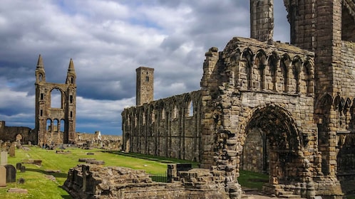 Edinburgh: St Andrews, Dunfermline Abbey & Scenic Walk Tour